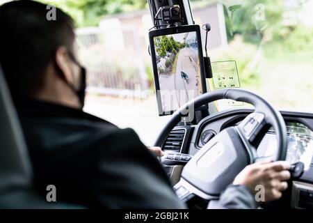 Schweitenkirchen, Allemagne. 04e août 2021. Un cycliste est visible dans le miroir extérieur numérique d'un chariot lors d'un événement de presse pour montrer le système de remplacement du miroir numérique « AN OptiView ». Le FABRICANT de camions MAN souhaite réduire le nombre d'accidents de virage avec un nouvel assistant numérique d'angle mort qui remplace les rétroviseurs conventionnels par des caméras et des écrans. Credit: Matthias balk/dpa/Alay Live News Banque D'Images