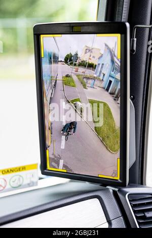 Schweitenkirchen, Allemagne. 04e août 2021. Un cycliste est visible dans le miroir extérieur numérique d'un chariot lors d'un événement de presse pour montrer le système de remplacement du miroir numérique « AN OptiView ». Le FABRICANT de camions MAN souhaite réduire le nombre d'accidents de virage avec un nouvel assistant numérique d'angle mort qui remplace les rétroviseurs conventionnels par des caméras et des écrans. Credit: Matthias balk/dpa/Alay Live News Banque D'Images