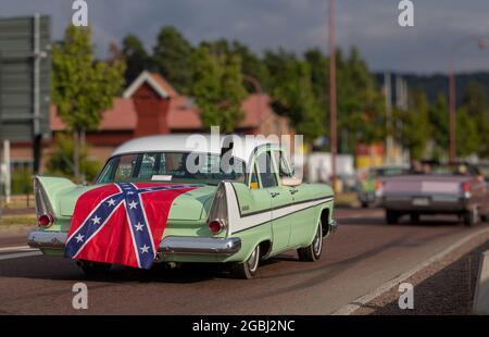 Rattvik, Suède - juillet 27.2013: Classic car week Rttvik - 1958 retour Plymouth Fury, drapeau de la Norvège. Banque D'Images