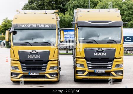 Schweitenkirchen, Allemagne. 04e août 2021. Un chariot équipé d'un rétroviseur extérieur numérique (r) se trouve à côté d'un chariot équipé de rétroviseurs extérieurs traditionnels lors d'un événement de presse pour présenter le système de remplacement de rétroviseurs numériques « MAN OptiView ». Le FABRICANT de camions MAN souhaite réduire le nombre d'accidents de virage avec un nouvel assistant numérique d'angle mort qui remplace les miroirs traditionnels par des caméras et des écrans. Credit: Matthias balk/dpa/Alay Live News Banque D'Images