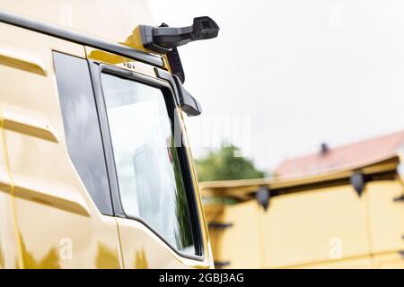 Schweitenkirchen, Allemagne. 04e août 2021. Un miroir extérieur numérique est visible sur un chariot lors d'un événement de presse pour montrer le système de remplacement du miroir numérique « AN OptiView ». Le FABRICANT de camions MAN souhaite réduire le nombre d'accidents de virage avec un nouvel assistant numérique d'angle mort qui remplace les rétroviseurs conventionnels par des caméras et des écrans. Credit: Matthias balk/dpa/Alay Live News Banque D'Images