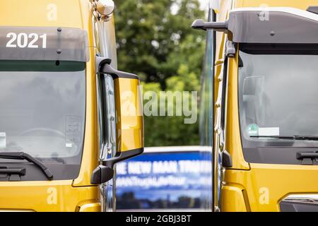 Schweitenkirchen, Allemagne. 04e août 2021. Un chariot équipé d'un rétroviseur extérieur numérique (r) se trouve à côté d'un chariot équipé de rétroviseurs extérieurs traditionnels lors d'un événement de presse pour présenter le système de remplacement de rétroviseurs numériques « MAN OptiView ». Le FABRICANT de camions MAN souhaite réduire le nombre d'accidents de virage avec un nouvel assistant numérique d'angle mort qui remplace les miroirs traditionnels par des caméras et des écrans. Credit: Matthias balk/dpa/Alay Live News Banque D'Images