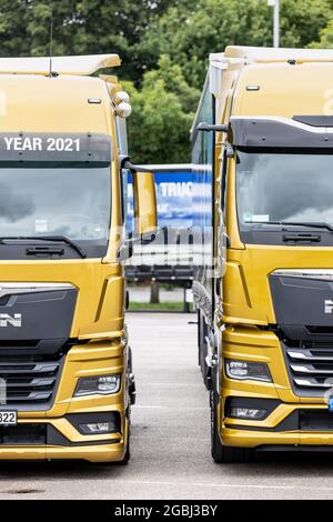 Schweitenkirchen, Allemagne. 04e août 2021. Un chariot équipé d'un rétroviseur extérieur numérique (r) se trouve à côté d'un chariot équipé de rétroviseurs extérieurs traditionnels lors d'un événement de presse pour présenter le système de remplacement de rétroviseurs numériques « MAN OptiView ». Le FABRICANT de camions MAN souhaite réduire le nombre d'accidents de virage avec un nouvel assistant numérique d'angle mort qui remplace les miroirs traditionnels par des caméras et des écrans. Credit: Matthias balk/dpa/Alay Live News Banque D'Images