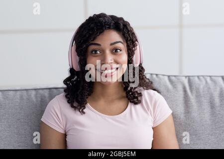 Jeune heureux étudiant ou blogueur, style de vie, maison seule, repos et expression faciale positive Banque D'Images