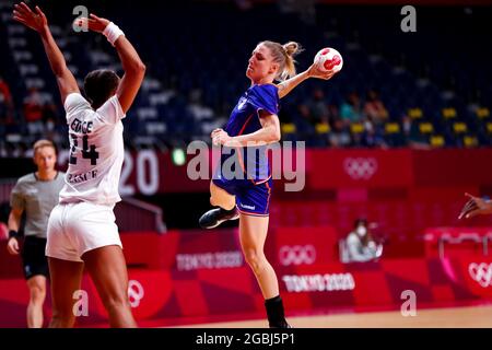 TOKYO, JAPON - AOÛT 4 : Beatrice Edwige de France et Nycke Groot des pays-Bas lors du Tokyo 2020 Olympic Womens Handball Tournament Quarter finale match entre la France et les pays-Bas au Yoyogi National Stadium le 4 août 2021 à Tokyo, Japon (photo d'Orange Pictures) NOCNSF House of Sports Banque D'Images