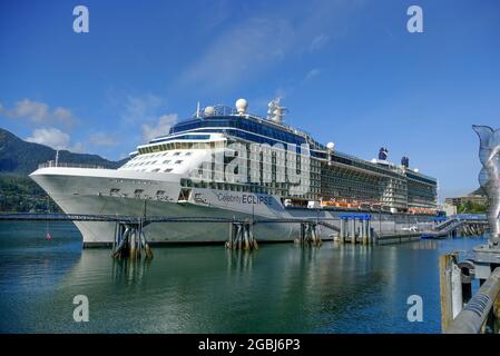 Paquebot de croisière sur le quai Banque D'Images