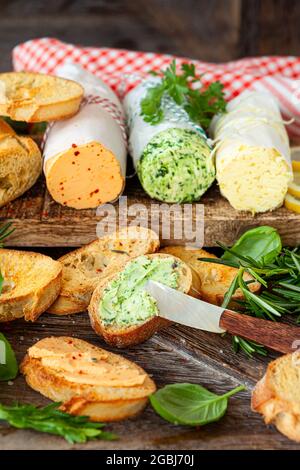 Beurre aux herbes avec baguette Banque D'Images