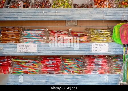 Un magasin traditionnel de bord de mer vendant des bâtons de rocher un favori des touristes britanniques Banque D'Images