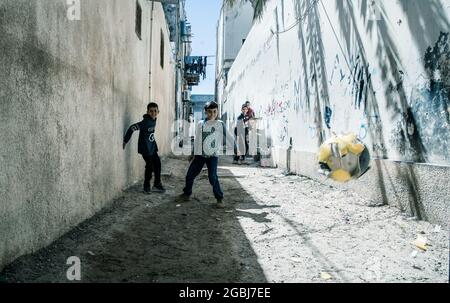 Les rues de la capitale libyenne, Tripoli, où la pauvreté a atteint le taux le plus élevé depuis la révolution de 2011 Banque D'Images