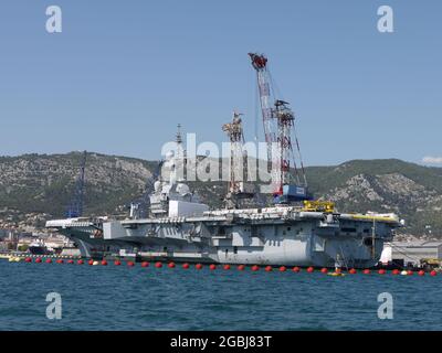 Le porte-avions français Charles de Gaulle subit quelques réparations dans le port militaire de Toulon, en France Banque D'Images