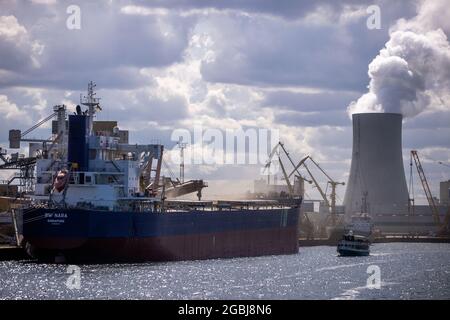 Rostock, Allemagne. 04e août 2021. Le cargo 'BW Nara' est chargé au port maritime. Le port maritime de Rostock a fermé le premier semestre 2021 avec un débit record. De janvier à fin juin, 14.4 millions de tonnes ont traversé les bords du quai. Credit: Jens Büttner/dpa-Zentralbild/dpa/Alay Live News Banque D'Images