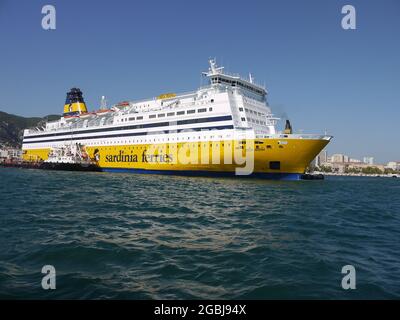 Un grand navire de transport de passagers desservant la Corse dans le port de Toulon, en France Banque D'Images