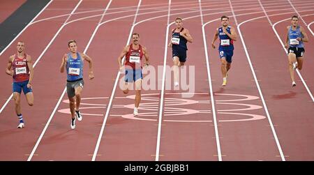 Tokyo, Japon. 4 août 2021. Les athlètes se disputent pendant le décathlon masculin de 400m aux Jeux Olympiques de Tokyo en 2020 à Tokyo, au Japon, le 4 août 2021. Credit: Jia Yuchen/Xinhua/Alay Live News Banque D'Images