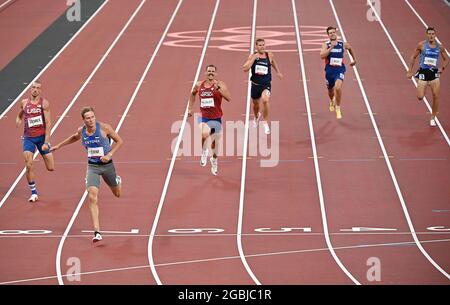 Tokyo, Japon. 4 août 2021. Les athlètes se disputent pendant le décathlon masculin de 400m aux Jeux Olympiques de Tokyo en 2020 à Tokyo, au Japon, le 4 août 2021. Credit: Jia Yuchen/Xinhua/Alay Live News Banque D'Images