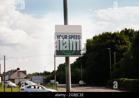 Véhicule activé ou signal radar à afficher aux conducteurs venant en sens inverse leur vitesse Banque D'Images