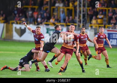 Castleford, Angleterre - 2 août 2021 - Owen Trout (25) de Huddersfield Giants affrontés par Michael Shenton de Castleford Tigers lors de la ligue de rugby Betfred Super League Castleford Tigers contre Huddersfield Giants au stade de mend-A-Boat, Castleford, au Royaume-Uni Dean Williams Banque D'Images