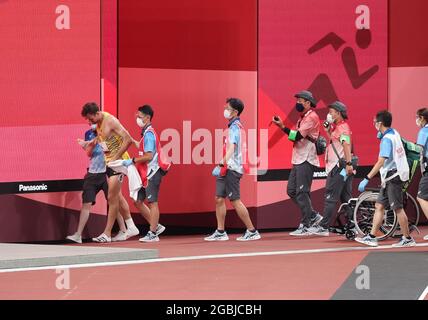 Tokio, Japon. 04e août 2021. Athlétisme : Jeux olympiques, décathlon de 400m, hommes, au stade olympique. Niklas Kaul quitte le stade blessé. Credit: Jan Woitas/dpa/Alay Live News Banque D'Images