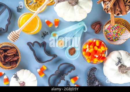 Halloween biscuits au pain d'épice fond de cuisine. Concept de cuisson des fêtes d'automne, ingrédients, épices, emporte-pièces symbole halloween - citrouille, fantôme Banque D'Images