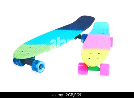 Deux planches à roulettes en plastique arc-en-ciel sur fond blanc Banque D'Images