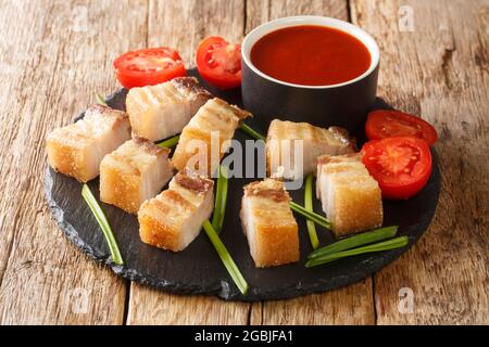 Porc frits philippin Belly Lechon Kawali ferme dans le plat d'ardoise sur la table. Horizontale Banque D'Images