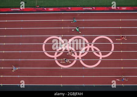 Tokyo, Japon. 4 août 2021. Les athlètes se disputent pendant le décathlon masculin de 400m aux Jeux Olympiques de Tokyo en 2020 à Tokyo, au Japon, le 4 août 2021. Credit: Zhang Chuanqi/Xinhua/Alay Live News Banque D'Images
