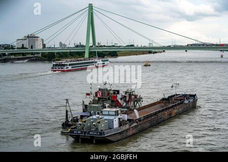 Le dragage de la chaîne du seau au travail sur le Rhin, juste après le pont Deutzer, dragage du canal de navigation, pont du Rhin Severinsbrücke, Cologne, NRW, Germa Banque D'Images