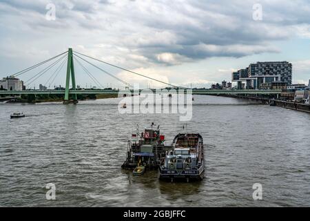 Le dragage de la chaîne du seau au travail sur le Rhin, juste après le pont Deutzer, dragage du canal de navigation, Severinsbrücke, grues, Cologne, NRW, Germe Banque D'Images