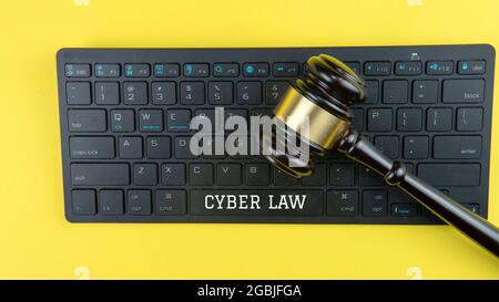 Mise au point sélective sur le gavel, le clavier et la souris avec un texte Cyber Law. Droit technologie juridique concept. Banque D'Images