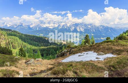 Vue panoramique sur la chaîne de montagnes de Dachstein depuis le Reiteralm à Preunegg Banque D'Images