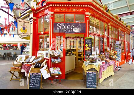 Saint-Hélier, Jersey, îles Anglo-Normandes - 6 juillet 2016 : magasin d'épices coloré au marché central victorien dans le centre-ville. Banque D'Images