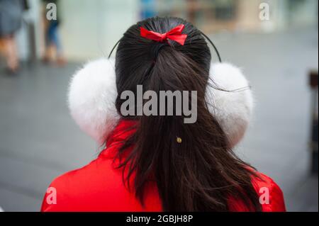 12.05.2018, Sydney, Nouvelle-Galles du Sud, Australie - UNE jeune femme est vue porter des couvre-oreilles thermiques par temps froid lors d'une journée fraîche. Banque D'Images