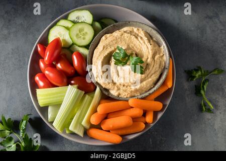 Assiette de Hummus de légumes maison saine avec tomates de carottes et céleri Banque D'Images