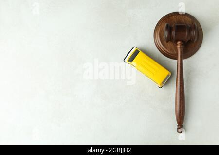 Jugez le gavel et la voiture-jouet sur fond blanc texturé Banque D'Images