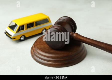 Jugez le gavel et la voiture-jouet sur fond blanc texturé Banque D'Images