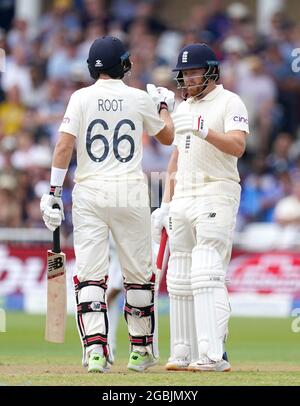 Jonny Bairstow (à droite) et Joe Root, d'Angleterre, célèbrent leur partenariat en 50 lors du premier match de Cinch First Test au Trent Bridge, à Nottingham. Date de la photo: Mercredi 4 août 2021. Banque D'Images