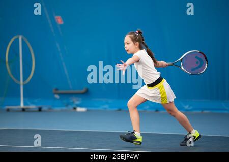 Biélorussie, ville de Gomil, 01 avril 2021. Compétitions de tennis pour enfants. Une fille avec une raquette de tennis sur le court. Banque D'Images