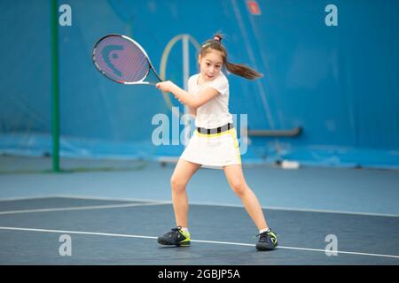 Biélorussie, ville de Gomil, 01 avril 2021. Compétitions de tennis pour enfants. Une fille avec une raquette de tennis sur le court. Banque D'Images