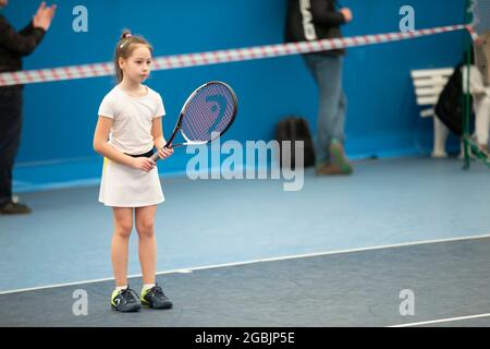 Biélorussie, ville de Gomil, 01 avril 2021. Compétitions de tennis pour enfants. Une fille avec une raquette de tennis sur le court. Banque D'Images