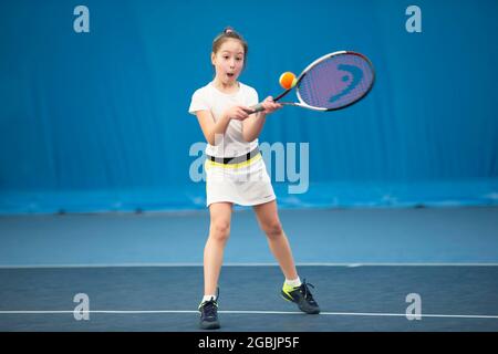 Biélorussie, ville de Gomil, 01 avril 2021. Compétitions de tennis pour enfants. Une fille avec une raquette de tennis sur le court. Banque D'Images