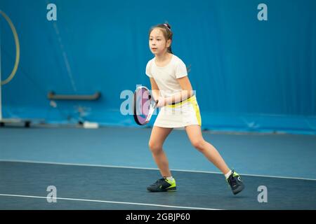 Biélorussie, ville de Gomil, 01 avril 2021. Compétitions de tennis pour enfants. Une fille avec une raquette de tennis sur le court. Banque D'Images