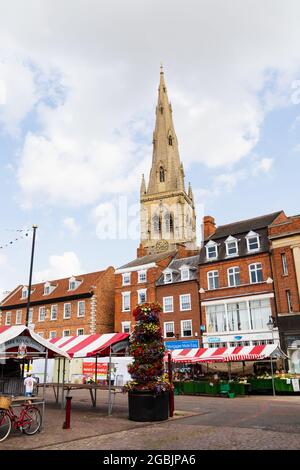 Place du marché royal, avec église paroissiale St Mary Magdalene. Newark on Trent, Nottinghamshire, Angleterre. Banque D'Images