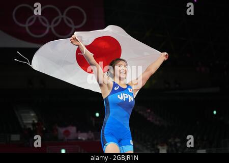 Chiba, Japon. 4 août 2021. Yukako Kawai du Japon célèbre la victoire d'Aisuluu Tynybekova du Kirghizistan après la finale libre de 62kg des femmes de lutte aux Jeux Olympiques de Tokyo 2020 à Chiba, au Japon, le 4 août 2021. Crédit : Wang Yuguo/Xinhua/Alay Live News Banque D'Images