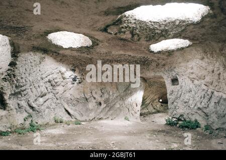 Vider une ancienne grotte dans une ville Eski-Kermen. Banque D'Images