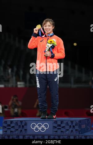 Chiba, Japon. 4 août 2021. La médaillée d'or Yukako Kawai du Japon pose lors de la cérémonie de remise des prix pour l'épreuve de 62 kg libre de lutte des femmes aux Jeux Olympiques de Tokyo 2020 à Chiba, au Japon, le 4 août 2021. Crédit : Wang Yuguo/Xinhua/Alay Live News Banque D'Images