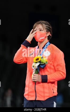 Chiba, Japon. 4 août 2021. La médaillée d'or Yukako Kawai du Japon réagit lors de la cérémonie de remise des prix pour l'épreuve de 62 kg libre de lutte des femmes aux Jeux Olympiques de Tokyo 2020 à Chiba, au Japon, le 4 août 2021. Crédit : Wang Yuguo/Xinhua/Alay Live News Banque D'Images