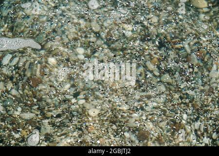 Pollution microplastique de la mer et de l'océan. Déchets et déchets de plastique dans l'eau des océans du monde. Photo de haute qualité Banque D'Images