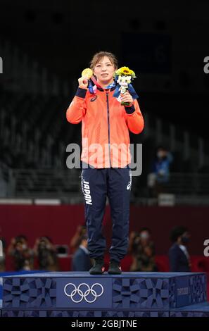Chiba, Japon. 4 août 2021. La médaillée d'or Yukako Kawai du Japon pose lors de la cérémonie de remise des prix pour l'épreuve de 62 kg libre de lutte des femmes aux Jeux Olympiques de Tokyo 2020 à Chiba, au Japon, le 4 août 2021. Crédit : Wang Yuguo/Xinhua/Alay Live News Banque D'Images