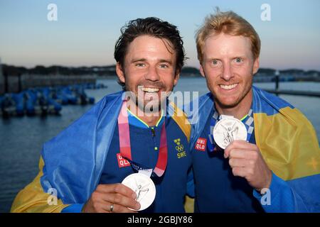 Équipe Suède - Anton Dahlberg et Fredrik Bergström (médaille d'argent), 4 août 2021 - voile : deux personnes pour hommes Dinghy - 470 - cérémonie de médaille lors des Jeux Olympiques de Tokyo 2020 au port de plaisance d'Enoshima à Kanagawa, Japon. Jeux Olympiques de Tokyo 2020 - voile, Enoshima, Japon - 04 août 2021 (c) Henrik Montgomery / TT / Kod 10060 Banque D'Images
