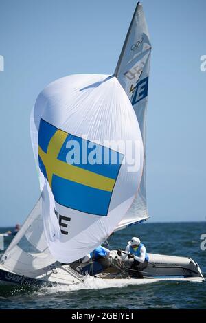 Équipe Suède - Anton Dahlberg et Fredrik Bergström, remporte la médaille d'argent, 4 août 2021 - voile : deux personnes Dinghy pour hommes - 470 pendant les Jeux Olympiques de Tokyo 2020 au port de plaisance d'Enoshima à Kanagawa, au Japon. Jeux Olympiques de Tokyo 2020 - voile, Enoshima, Japon - 04 août 2021 (c) Henrik Montgomery / TT / Kod 10060 Banque D'Images