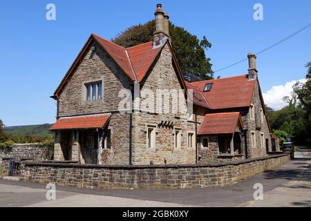 Niché dans un coin du parc de pays de Margam est ce grand bijou d'une maison adjacente aux portes du parc en fer forgé. Banque D'Images